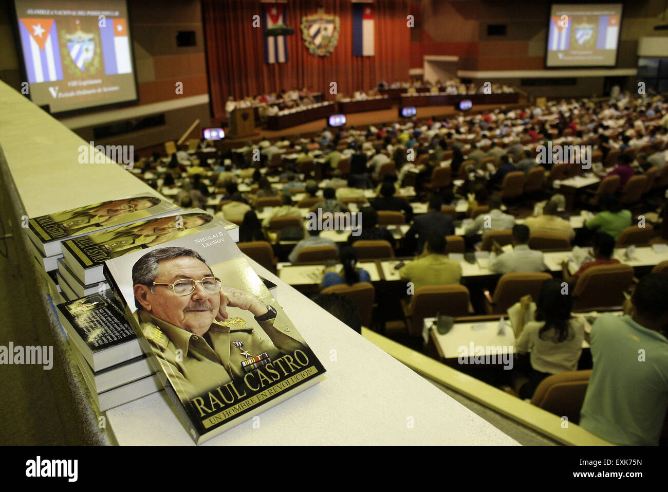 L'Avana. 14 Luglio, 2015. Foto scattata a luglio 14, 2015 mostra i libri "Raul Castro, un uomo nella Rivoluzione', dal russo wirter, Nicolai Leonov, durante la presentazione al Parlamento cubano, all Avana, Cuba. © Str/Xinhua/Alamy Live News Foto Stock