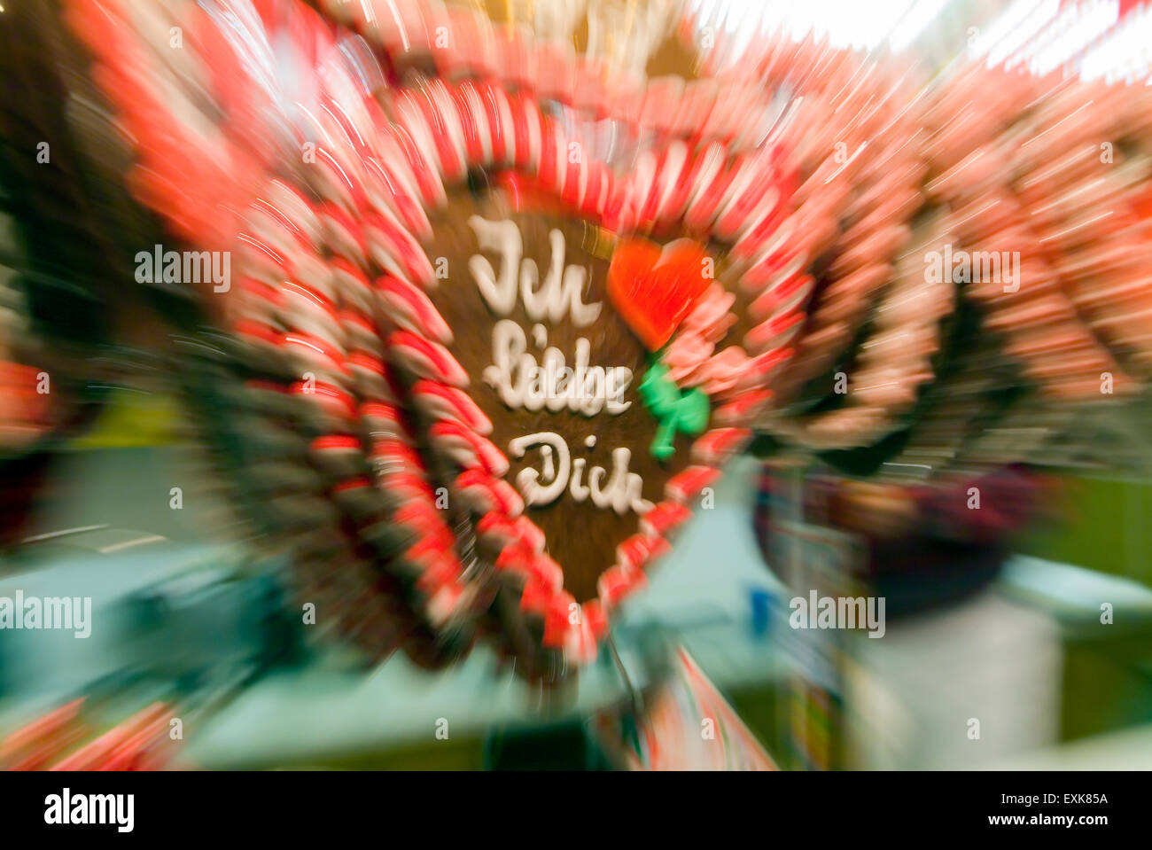"Ich liebe dich" significa ti amo su un cuore di panpepato su un mercato di natale, ingranditi e sfocate in Germania Europa Foto Stock