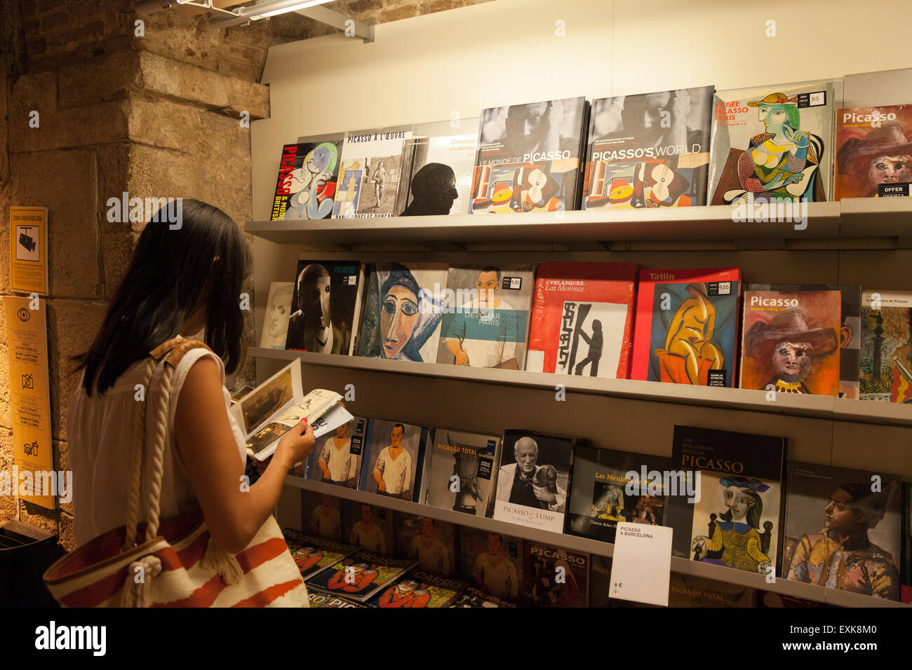 Una donna shopping nel negozio di articoli da regalo, Museu Picasso ( Museo Picasso ), Barcelona, Spagna Europa Foto Stock