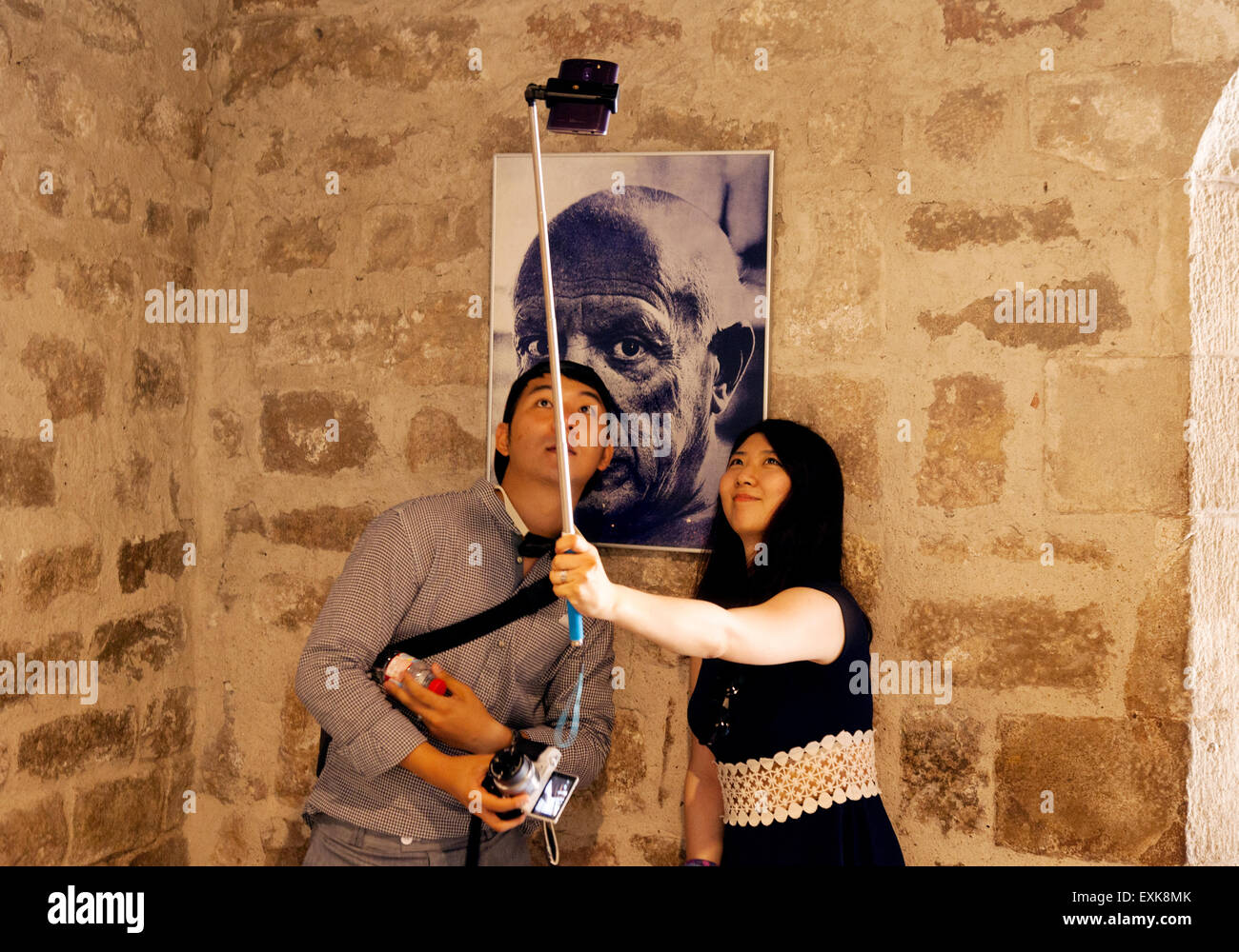 Turisti asiatici prendendo un selfie con un selfie stick con una fotografia di Picasso, Museu Picasso Museum, Barcellona Spagna Europa Foto Stock