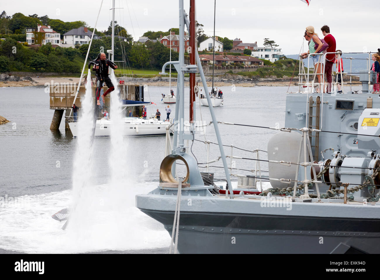 L'uomo dimostrando flyer jetlev personal acqua sospinta jetpack Bangor county down Irlanda del Nord Regno Unito Foto Stock