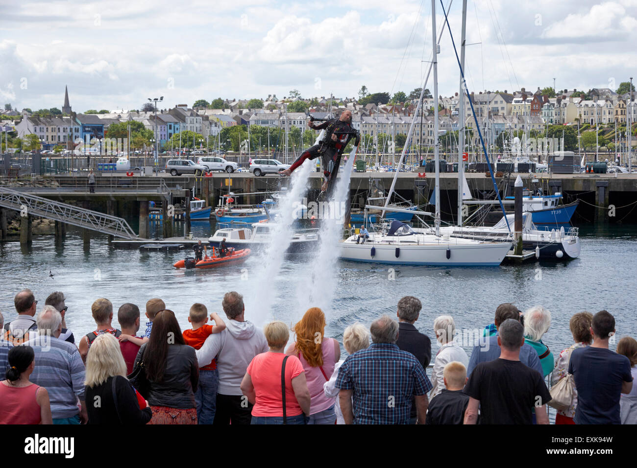 L'uomo dimostrando flyer jetlev personal acqua sospinta jetpack Bangor county down Irlanda del Nord Regno Unito Foto Stock