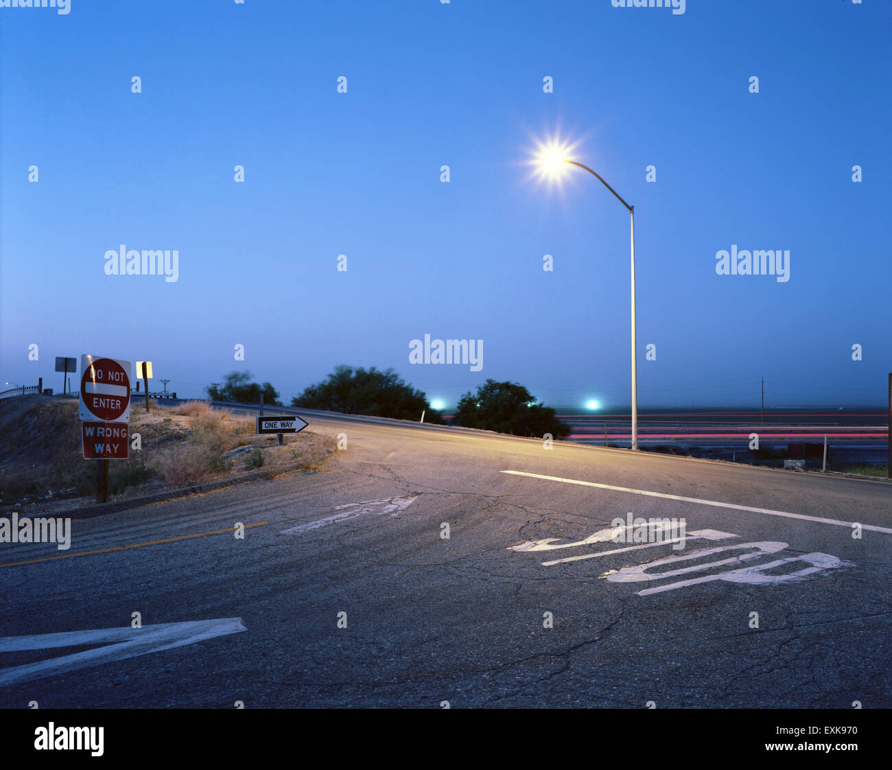 Interstate Highway exit al crepuscolo Foto Stock