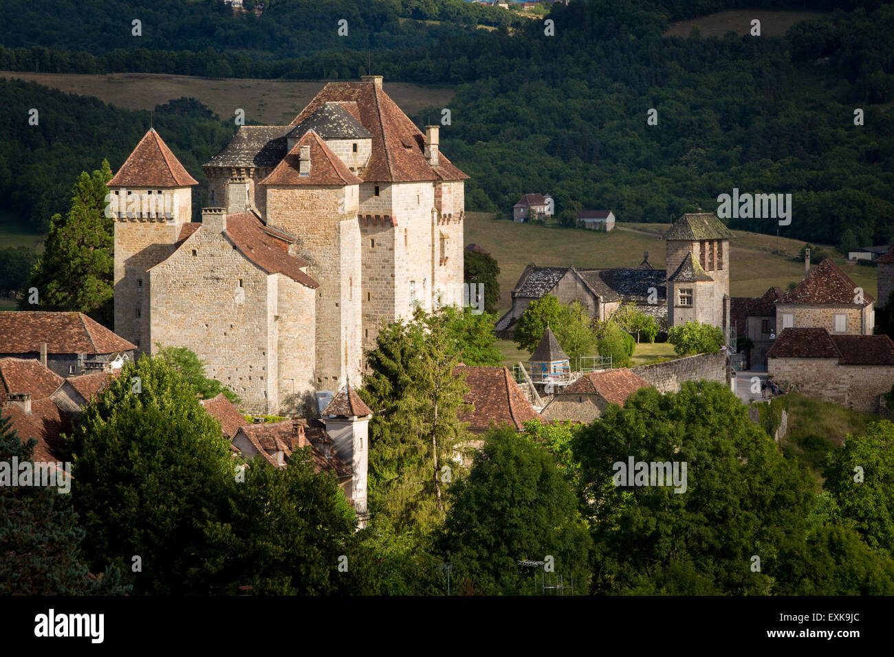 Sera luce solare su Château des Plas e la città medievale di Curemonte, nell antico dipartimento del Limousin, Correze, Francia Foto Stock