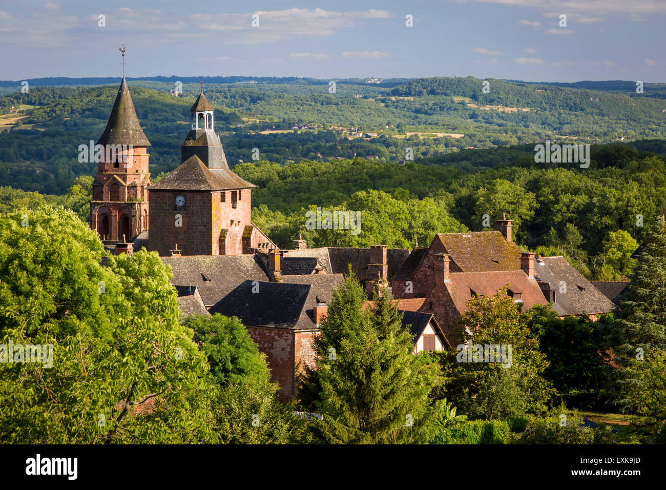 Sera La luce solare sulla città medievale di Collonges-la-Rouge, nel dipartimento di antico del Limousin, correze, Francia Foto Stock