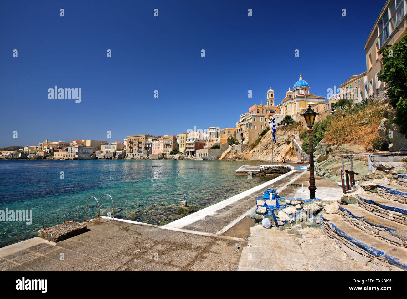Agios Nikolaos (San Nicola) Chiesa, 'Vaporia' quartiere, Asteria spiaggia, Ermoupolis town, Syros Island, Cicladi Grecia. Foto Stock