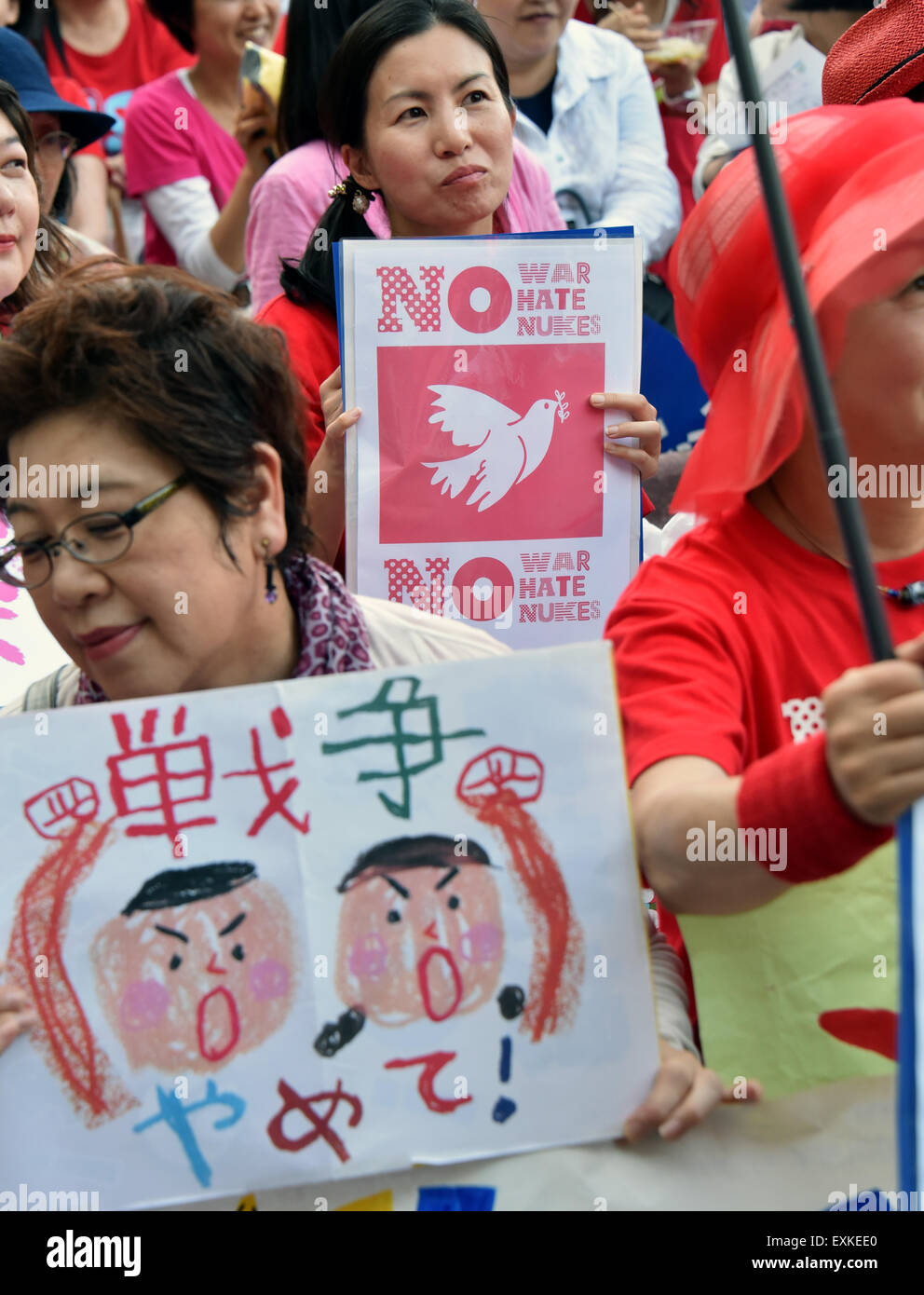 Tokyo, Giappone. 14 Luglio, 2015. I manifestanti esprimono la loro opposizione al governo sponsorizzato Sicurezza Fatture correlato come prendono le strade intorno alla dieta a Tokyo il Martedì, luglio 14, 2015. Il Primo Ministro Shinzo gli Elementi di branding aggiuntivi coalizione intende mettere la fattura a un voto in una casa inferiore sul pannello Mercoledì, spianando la strada per il passaggio alla Camera dei rappresentanti come presto come giovedì. Credito: Natsuki Sakai/AFLO/Alamy Live News Foto Stock Tokyo, Giappone. 14 Luglio, 2015. I manifestanti esprimono la loro opposizione al governo sponsorizzato Sicurezza Fatture correlato come prendono le strade intorno alla dieta a Tokyo il Martedì, luglio 14, 2015. Il Primo Ministro Shinzo gli Elementi di branding aggiuntivi coalizione intende mettere la fattura a un voto in una casa inferiore sul pannello Mercoledì, spianando la strada per il passaggio alla Camera dei rappresentanti come presto come giovedì. Credito: Natsuki Sakai/AFLO/Alamy Live News Foto Stock