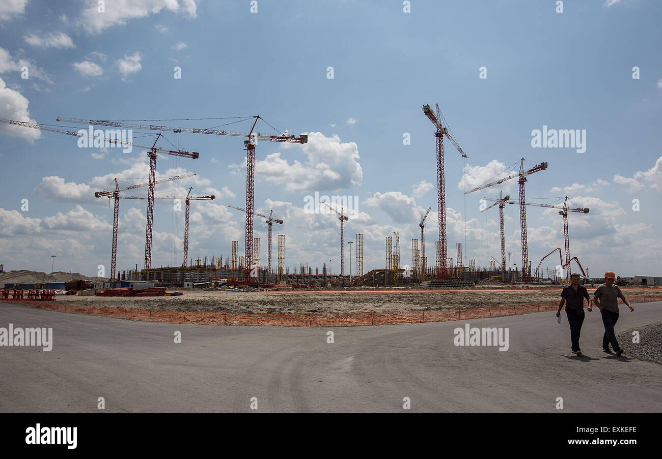 (150715) -- Rostov-on-Don, luglio 15, 2015 (Xinhua) -- Fotografia scattata a luglio 14, 2015 mostra il cantiere per la costruzione della Rostov Arena di Rostov-on-Don, in Russia. La Russia ospiterà la Coppa del Mondo FIFA Soccer torneo nel 2018. (Xinhua/Li Ming) Foto Stock