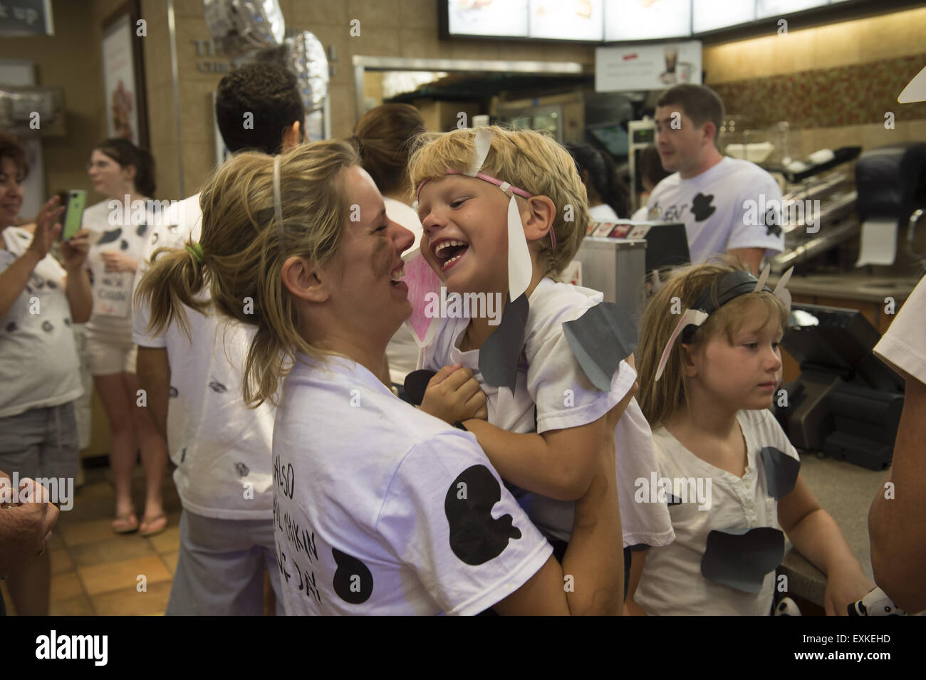 Woodstock, GA, Stati Uniti d'America. 14 Luglio, 2015. Chick-fil-fan di un abito come loro amata mucche per "mucca apprezzamento giorno' a ogni posizione di CFA a livello nazionale. © Robin Rayne Nelson/ZUMA filo/Alamy Live News Foto Stock