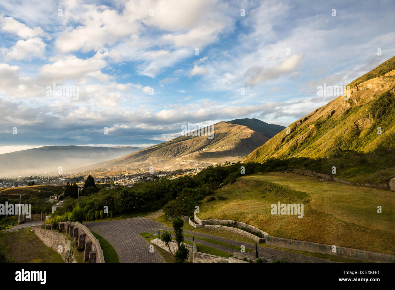 Vista della città di San Antonio de Pichincha dalle montagne nella luce del mattino. Ecuador. Foto Stock Vista della città di San Antonio de Pichincha dalle montagne nella luce del mattino. Ecuador. Foto Stock