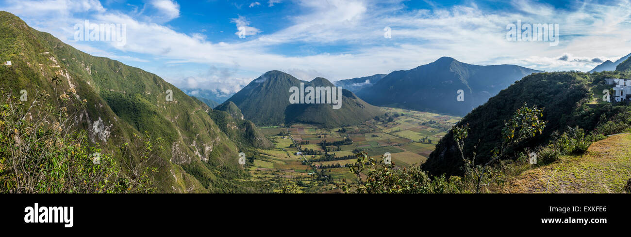 Vista panoramica del cratere Pululahua. San Antonio de Pichincha, Ecuador. Foto Stock Vista panoramica del cratere Pululahua. San Antonio de Pichincha, Ecuador. Foto Stock
