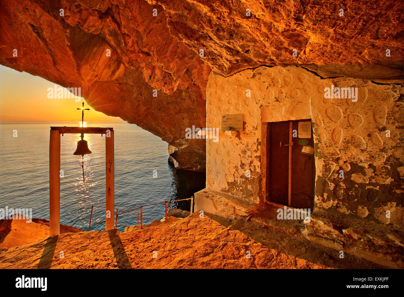 Tramonto al 'cavechurch' di Agios Stefanos, vicino al villaggio di Galissas, Syros Island, Cicladi Mar Egeo, Grecia Foto Stock