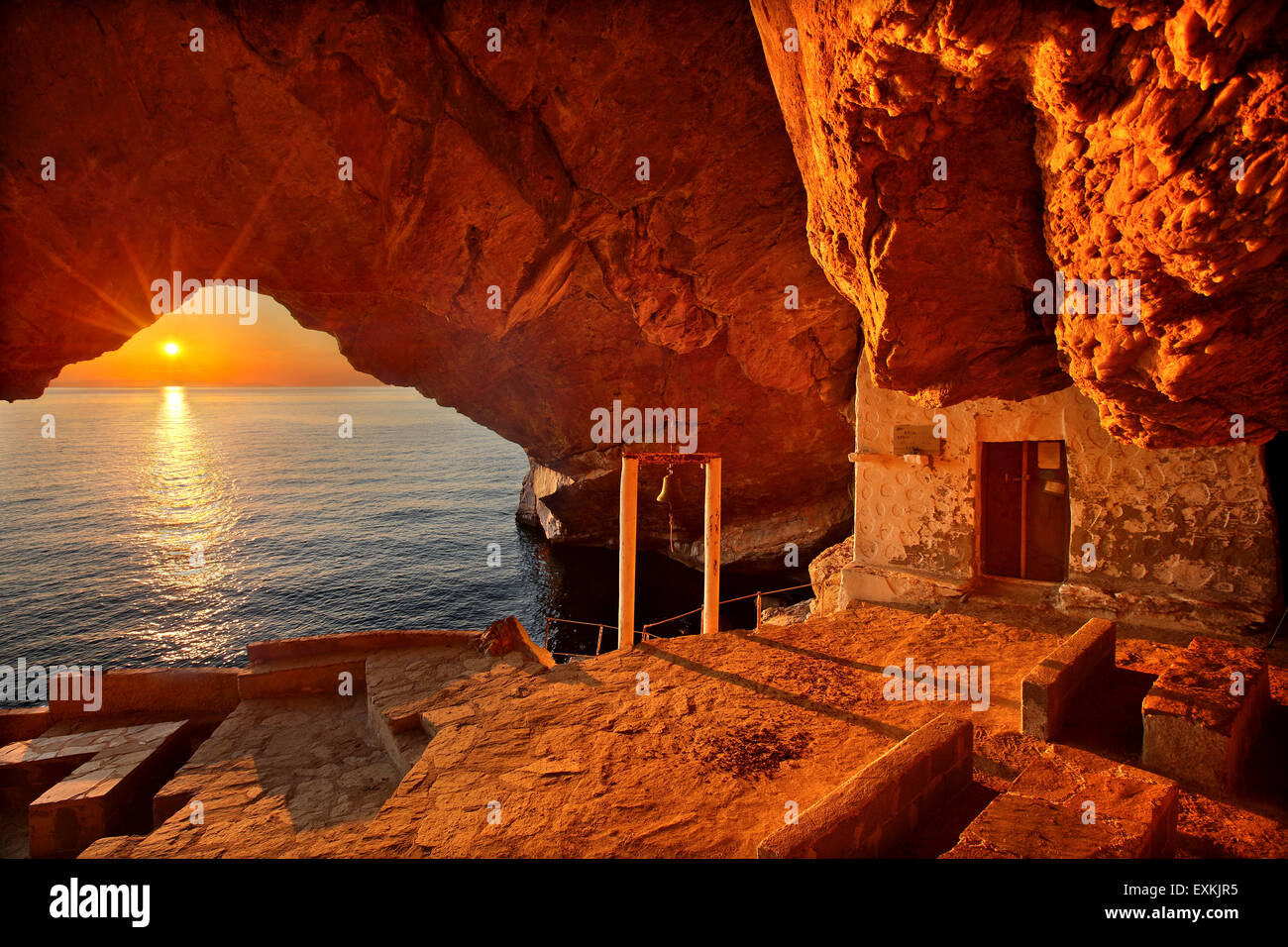 Tramonto al 'cavechurch' di Agios Stefanos, vicino al villaggio di Galissas, Syros Island, Cicladi Mar Egeo, Grecia Foto Stock