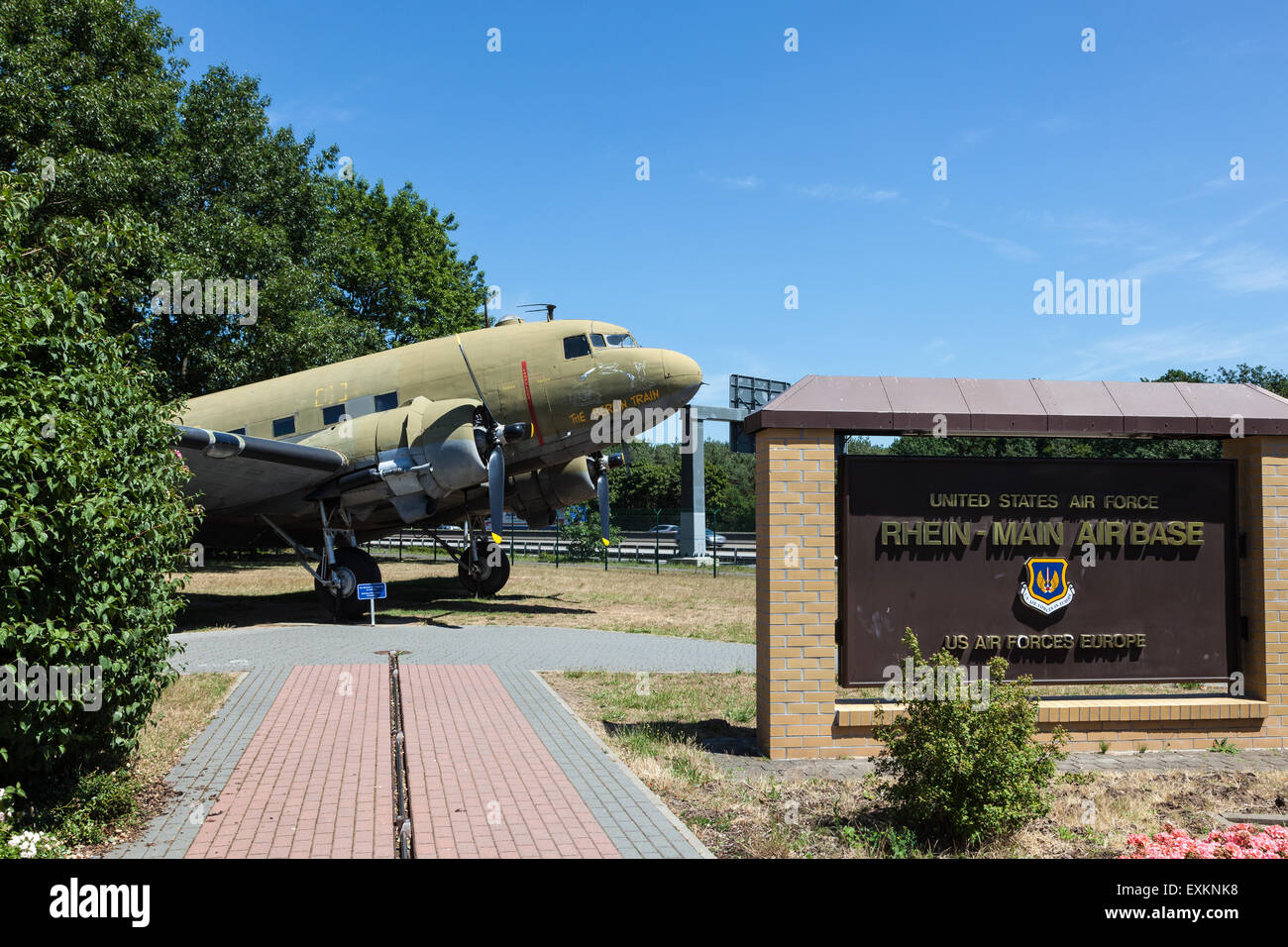 Bombardiere passito Douglas DC-3 presso il Memorial Airlift a Rhein Main Air Base. Luglio 10, 2015 a Francoforte sul Meno, Germania Foto Stock