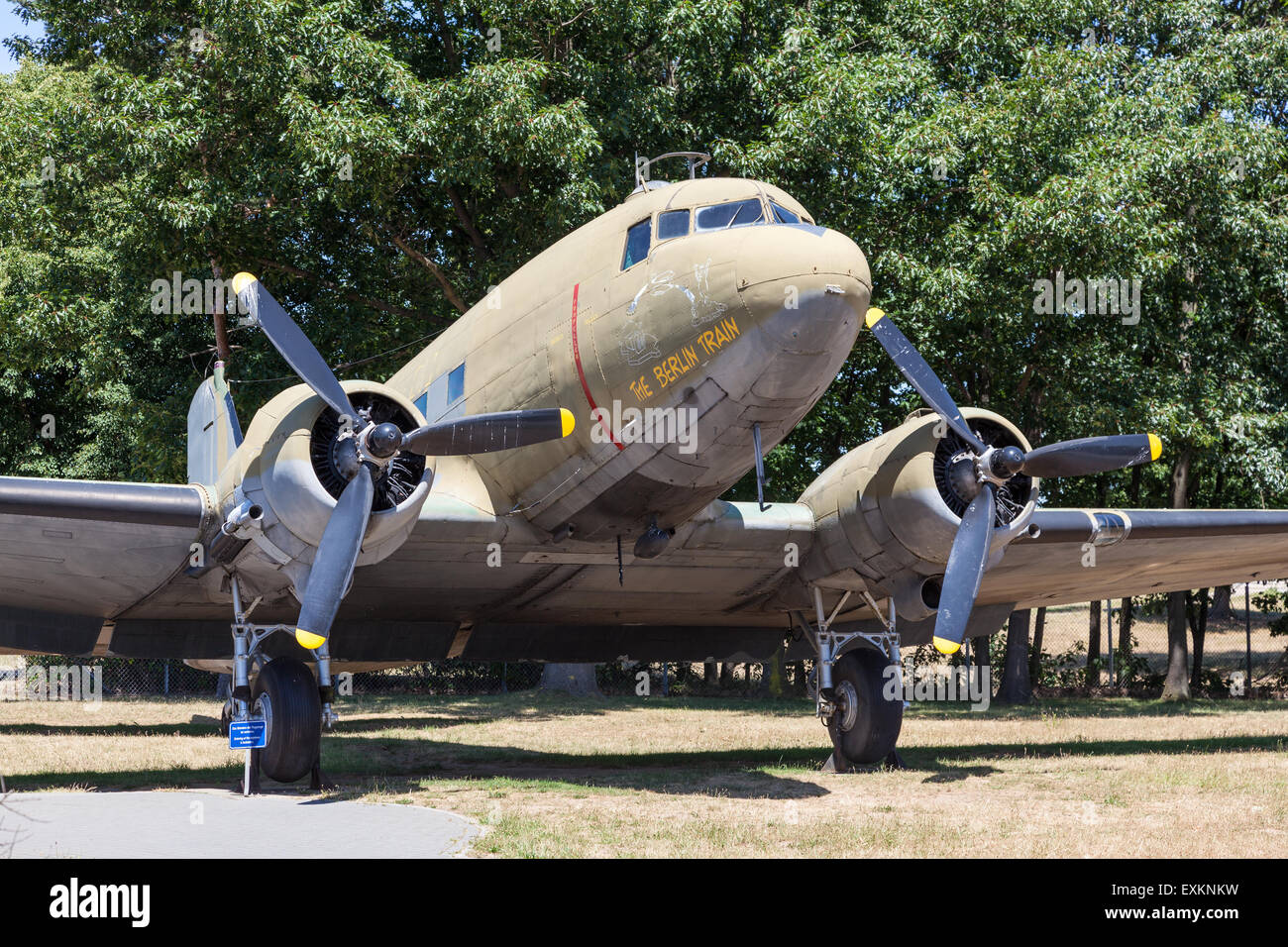 Bombardiere passito Douglas DC-3 presso il Memorial Airlift a Rhein Main Air Base. Luglio 10, 2015 a Francoforte sul Meno, Germania Foto Stock