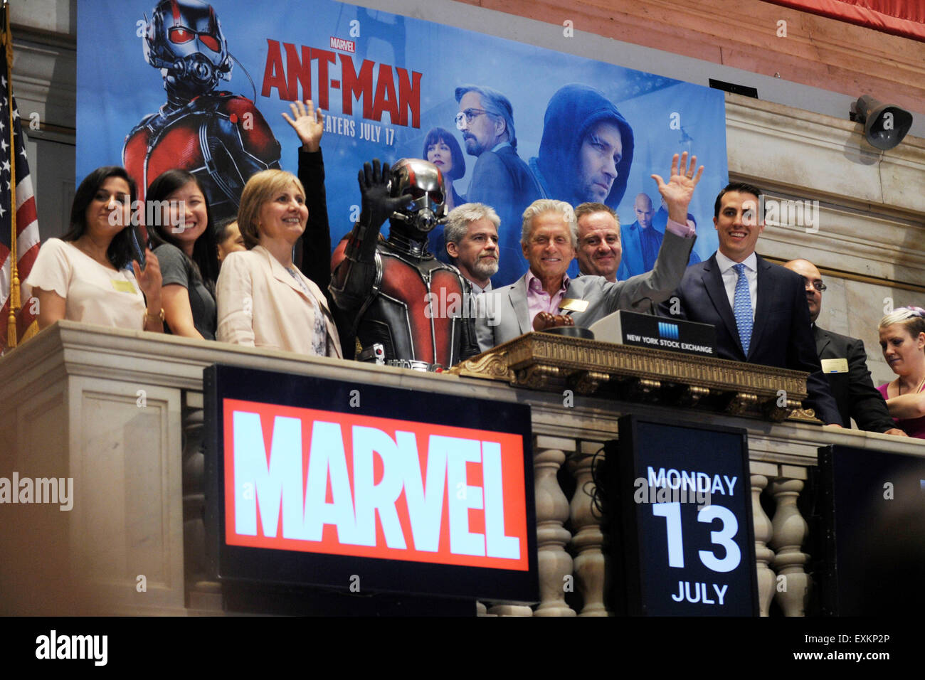 La città di New York. 13 Luglio, 2015. Ant-Man, Michael Douglas e NYSE Responsabile affari societari John Tuttle anello il New York Stock Exchange closing bell a promuovere "Ant-Man' al New York Stock Exchange su luglio 13, 2015 a New York City./picture alliance © dpa/Alamy Live News Foto Stock