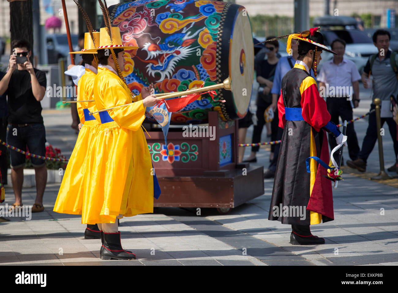 Durante il cambio della guardia reale cerimonia. Il leader è seguita da una banda che suona il coreano strumenti tradizionali. Foto Stock