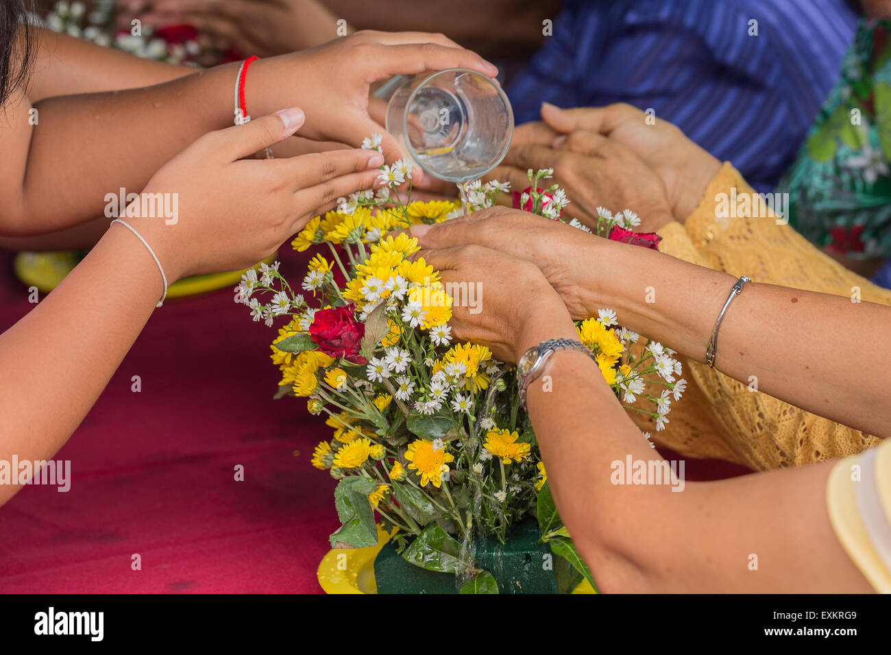 Versare l'acqua sulle mani di venerata dagli anziani e dà la benedizione di Songkran festival Foto Stock