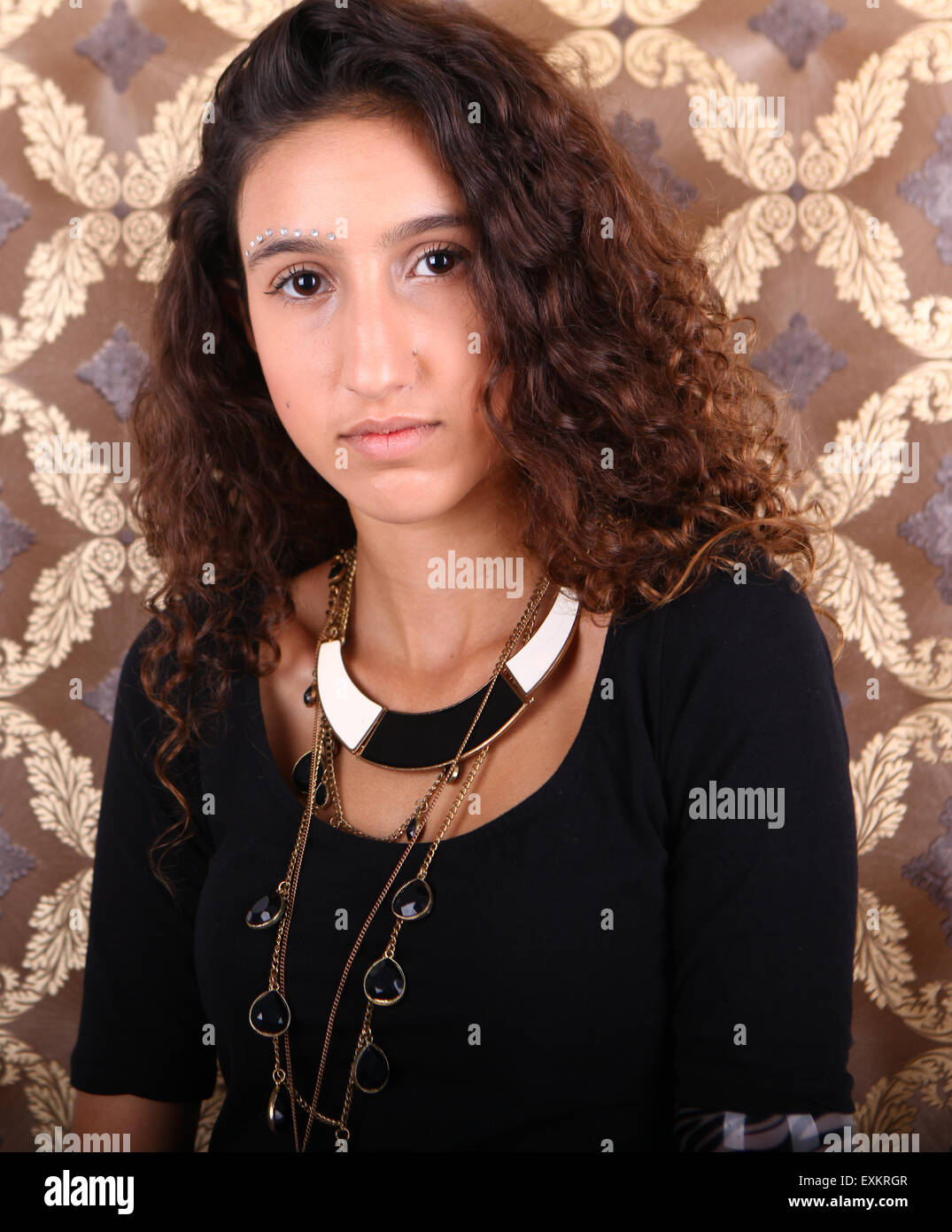 Ritratto di una giovane donna alla moda teen in nero in alto Foto Stock