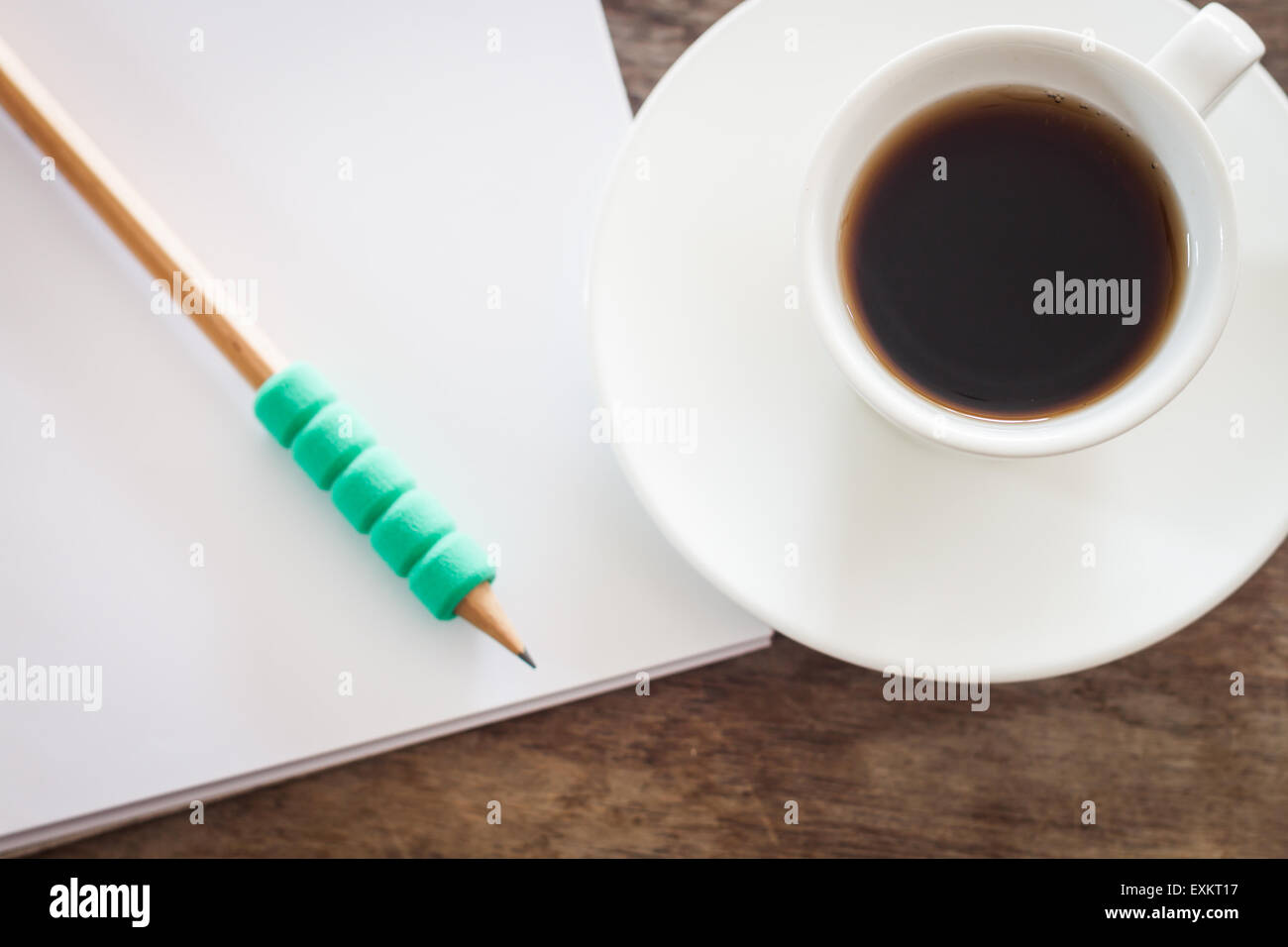 Matita sul fustellato aperto il notebook con tazza di caffè, stock photo Foto Stock