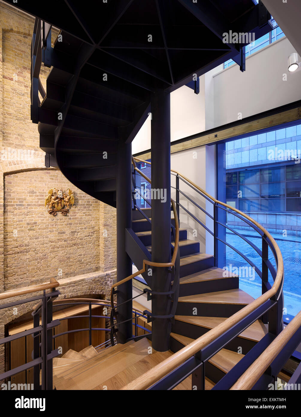 Scala a spirale. Royal College of oculisti, Londra, Regno Unito. Architetto: Bennetts Associates Architects, 2015. Foto Stock