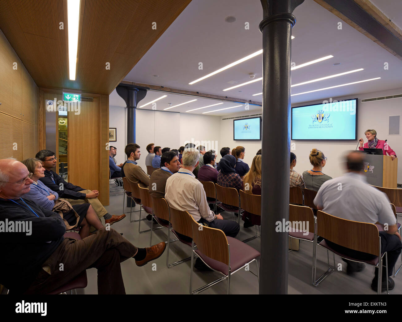 Lezione spazio nel seminterrato. Royal College of oculisti, Londra, Regno Unito. Architetto: Bennetts Associates architetti, Foto Stock