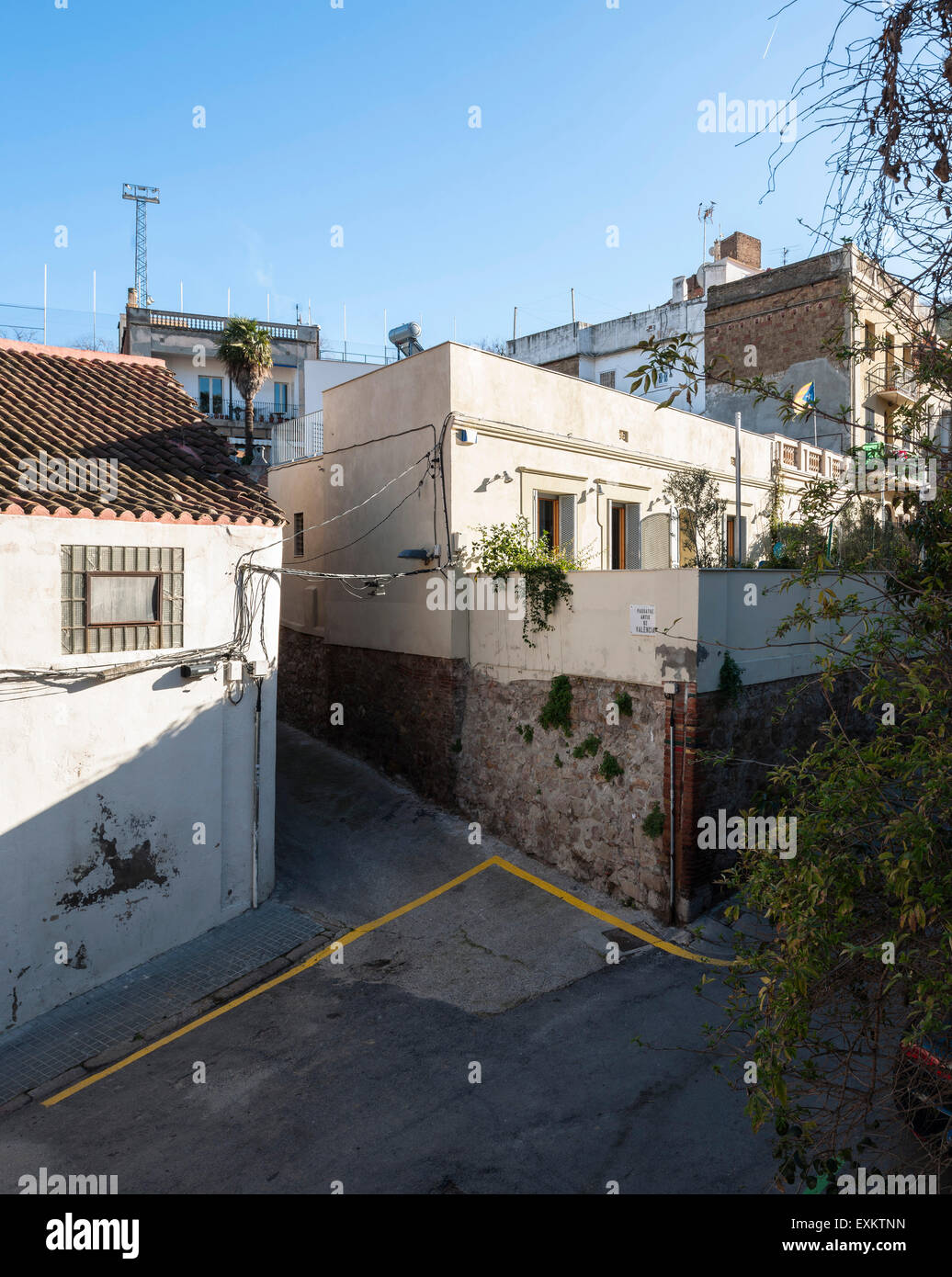 Street e vicolo modo nel quartiere. Casa di famiglia a Barcelona, Barcelona, Spagna. Architetto: elPilar Arquitectura, 2013. Foto Stock