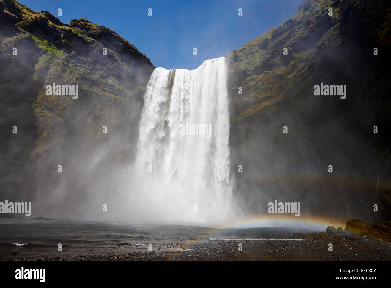 Doppio arcobaleno a cascata skogafoss in Islanda Foto Stock