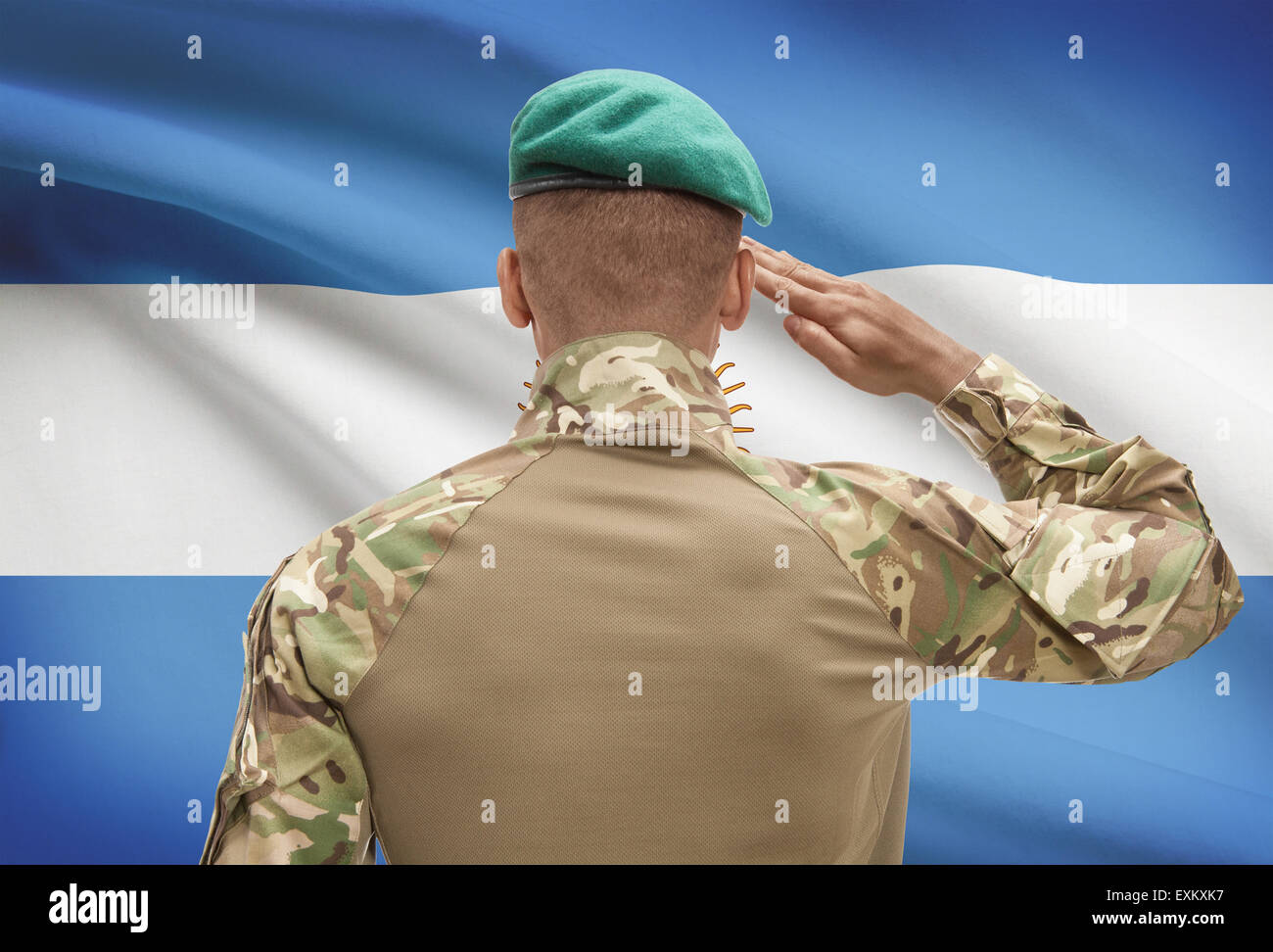 Di carnagione scura soldato in hat rivolta bandiera nazionale series - Argentina Foto Stock