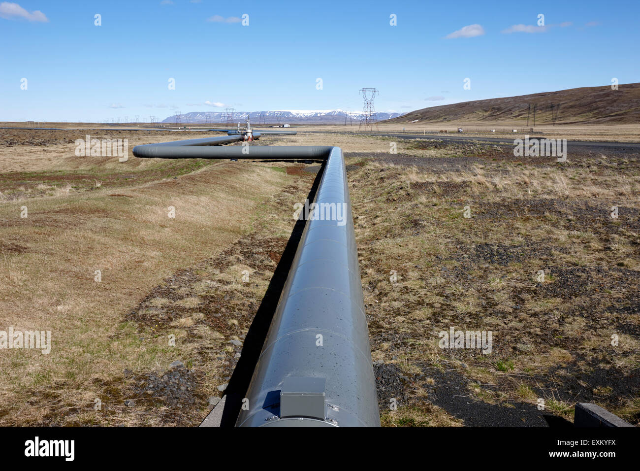 La pipeline che trasportano acqua calda a Reykjavik da energia geotermica Hellisheidi la produzione combinata di calore e di power station hengill Islanda Foto Stock