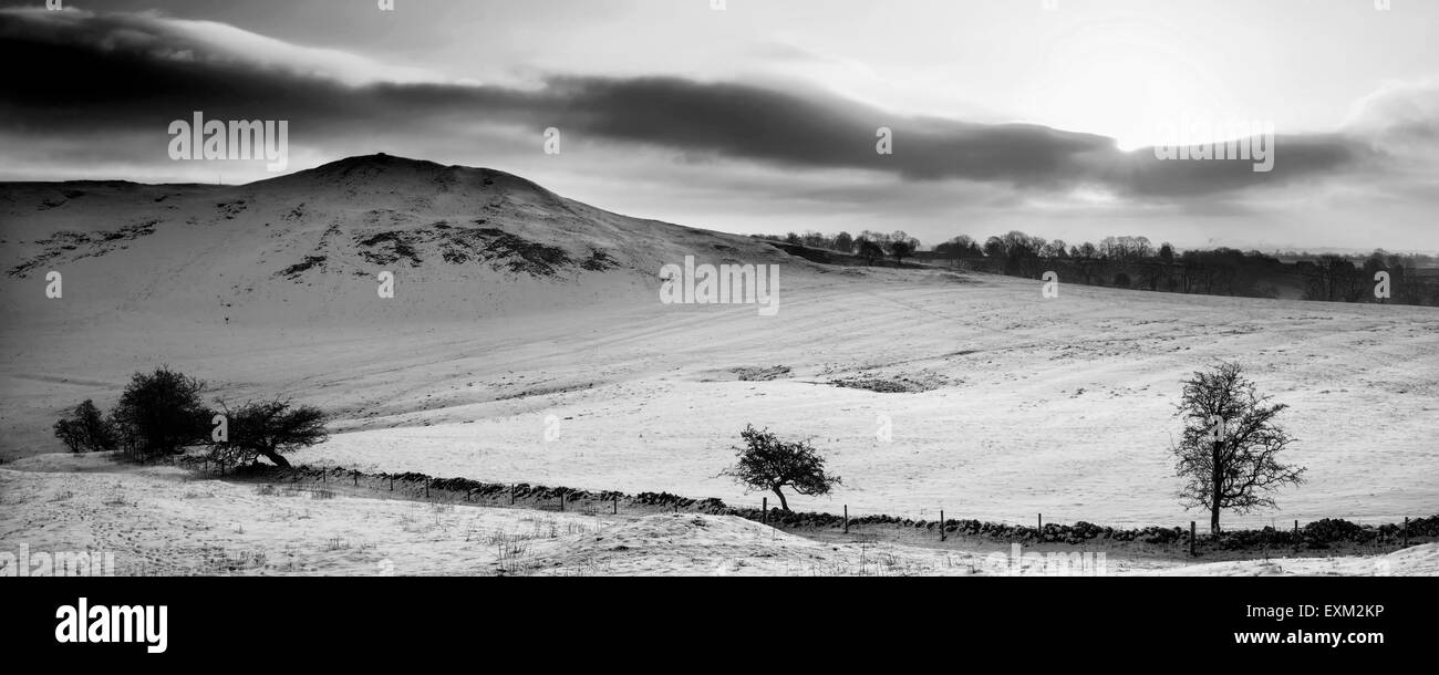 Incredibile panorama invernale paesaggio coperto di neve montagna in bianco e nero Foto Stock