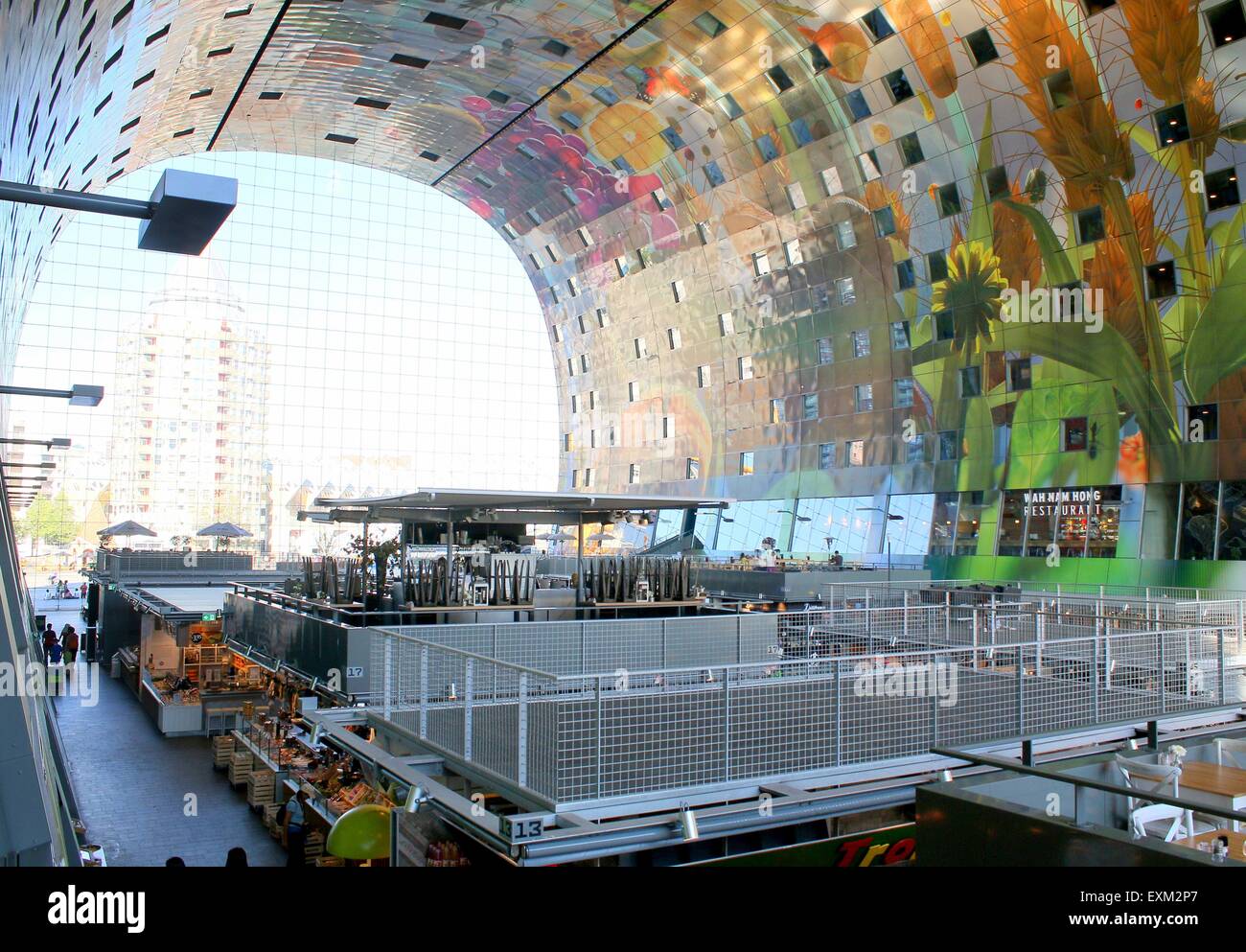 Interni colorati e il soffitto della Rotterdamse Markthal (Rotterdam Market Hall), a Blaak square. Foto Stock