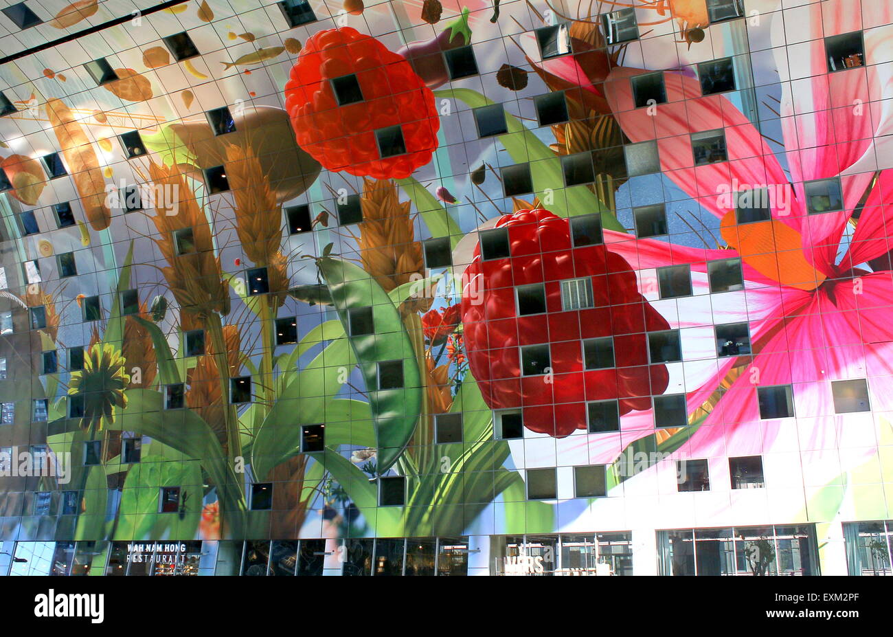 Interni colorati della Rotterdamse Markthal (Rotterdam Market Hall) a Blaak square. Illustrazione di Arno Coenen - Cornucopia Foto Stock