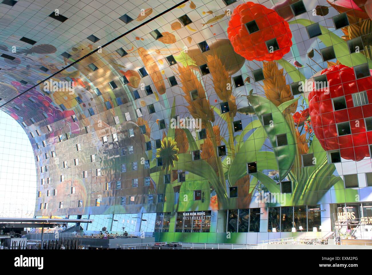 Interni colorati della Rotterdamse Markthal (Rotterdam Market Hall) a Blaak square. Illustrazione di Arno Coenen - Cornucopia Foto Stock