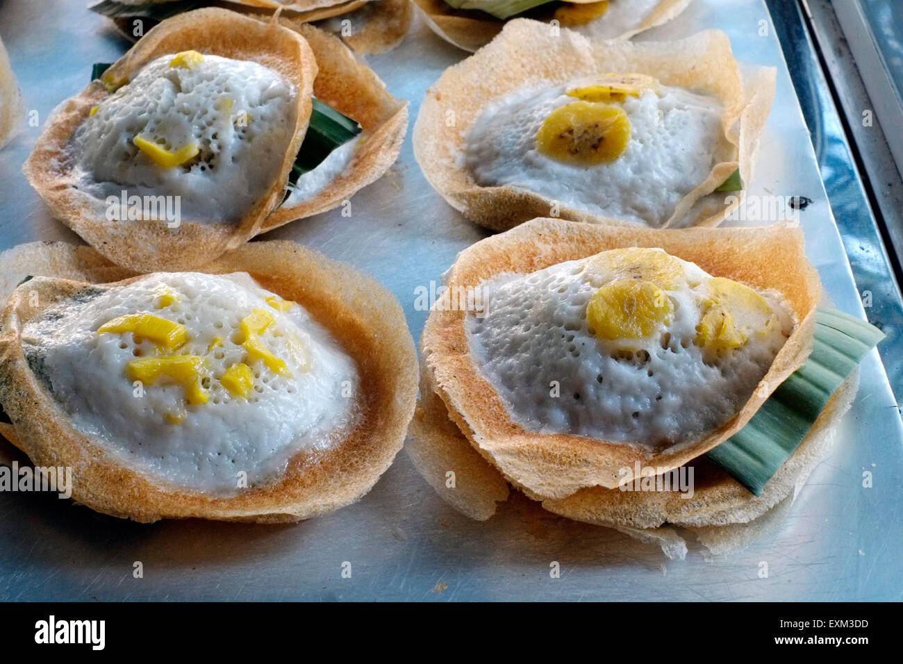Popolari locali snack serabi una specialità di solo java in Indonesia in vendita presso la banchina Foto Stock