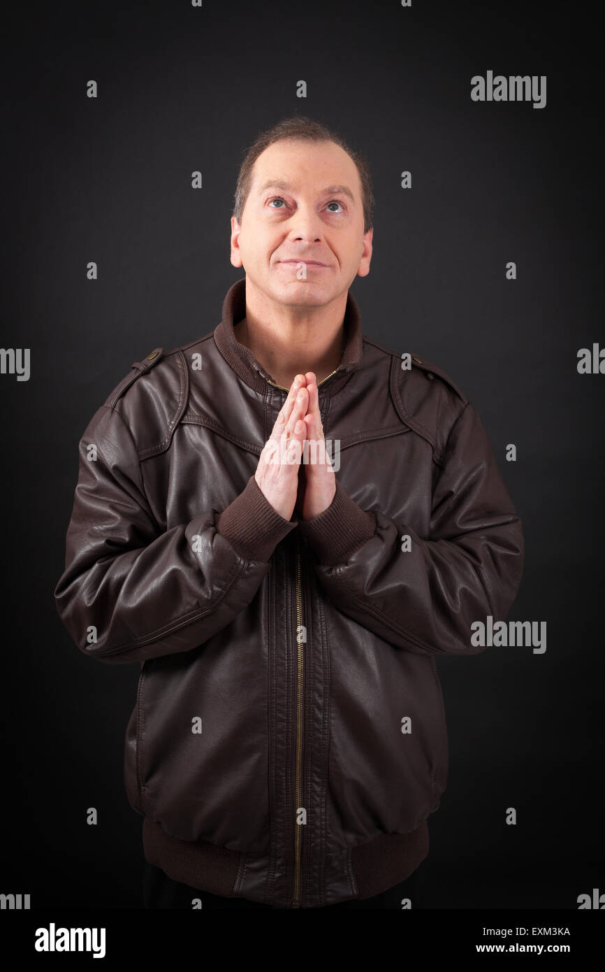 Uomo bello fare espressioni diverse in diversi set di vestiti: la preghiera Foto Stock