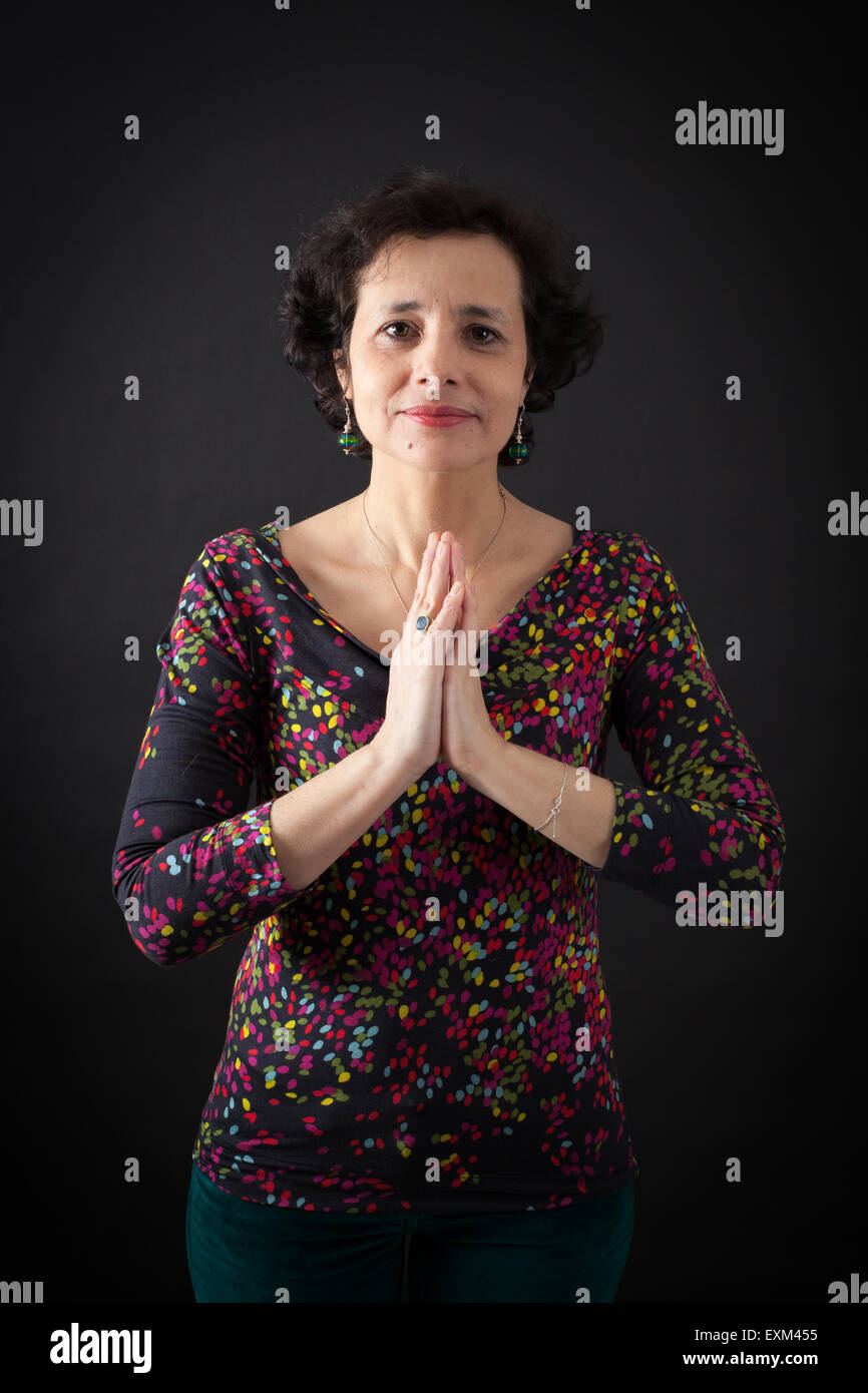 Bella donna facendo espressioni diverse in diversi set di vestiti: la preghiera Foto Stock