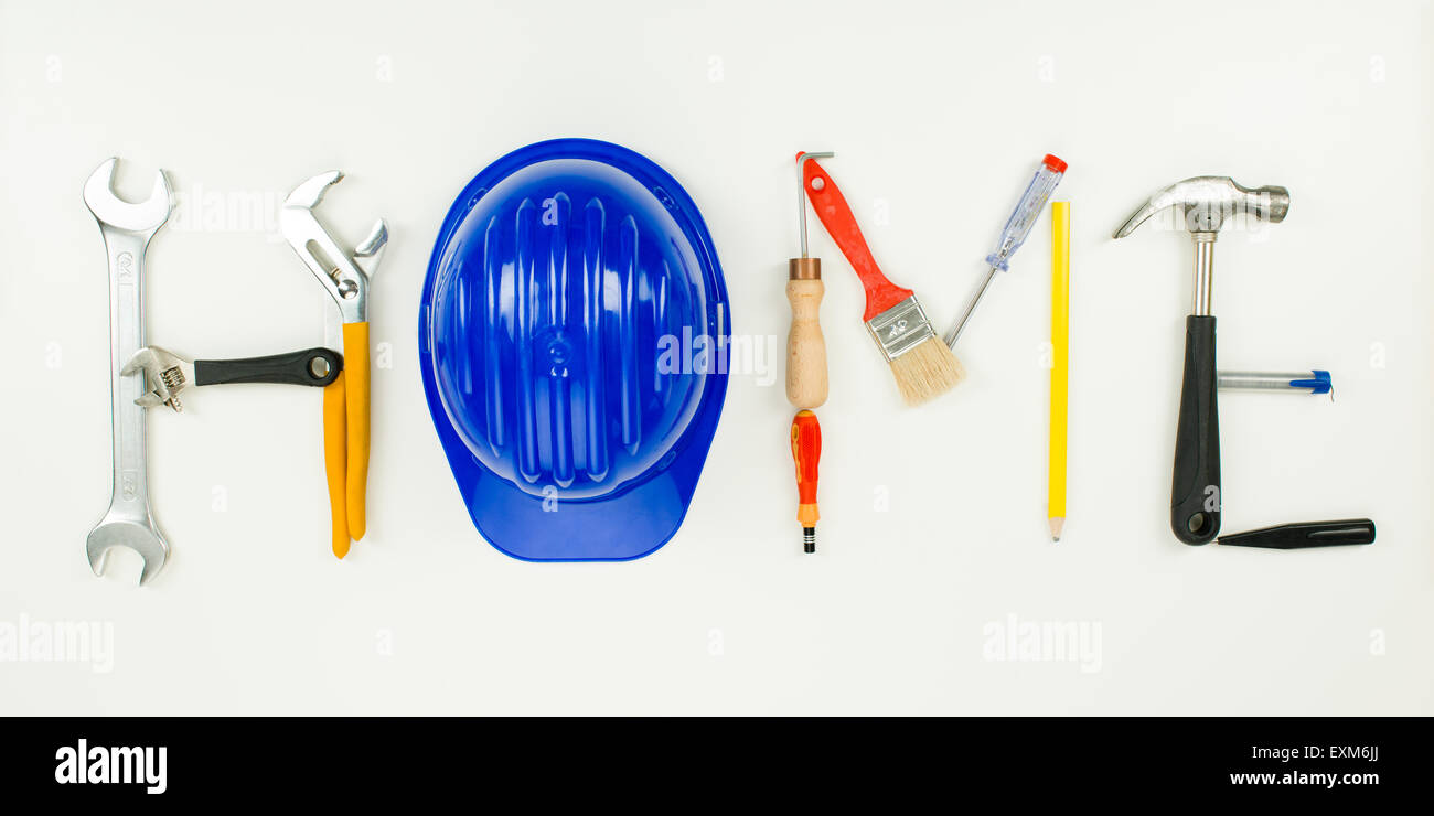 Home parola scritta con strumenti di costruzione su sfondo bianco. immagine concettuale Foto Stock