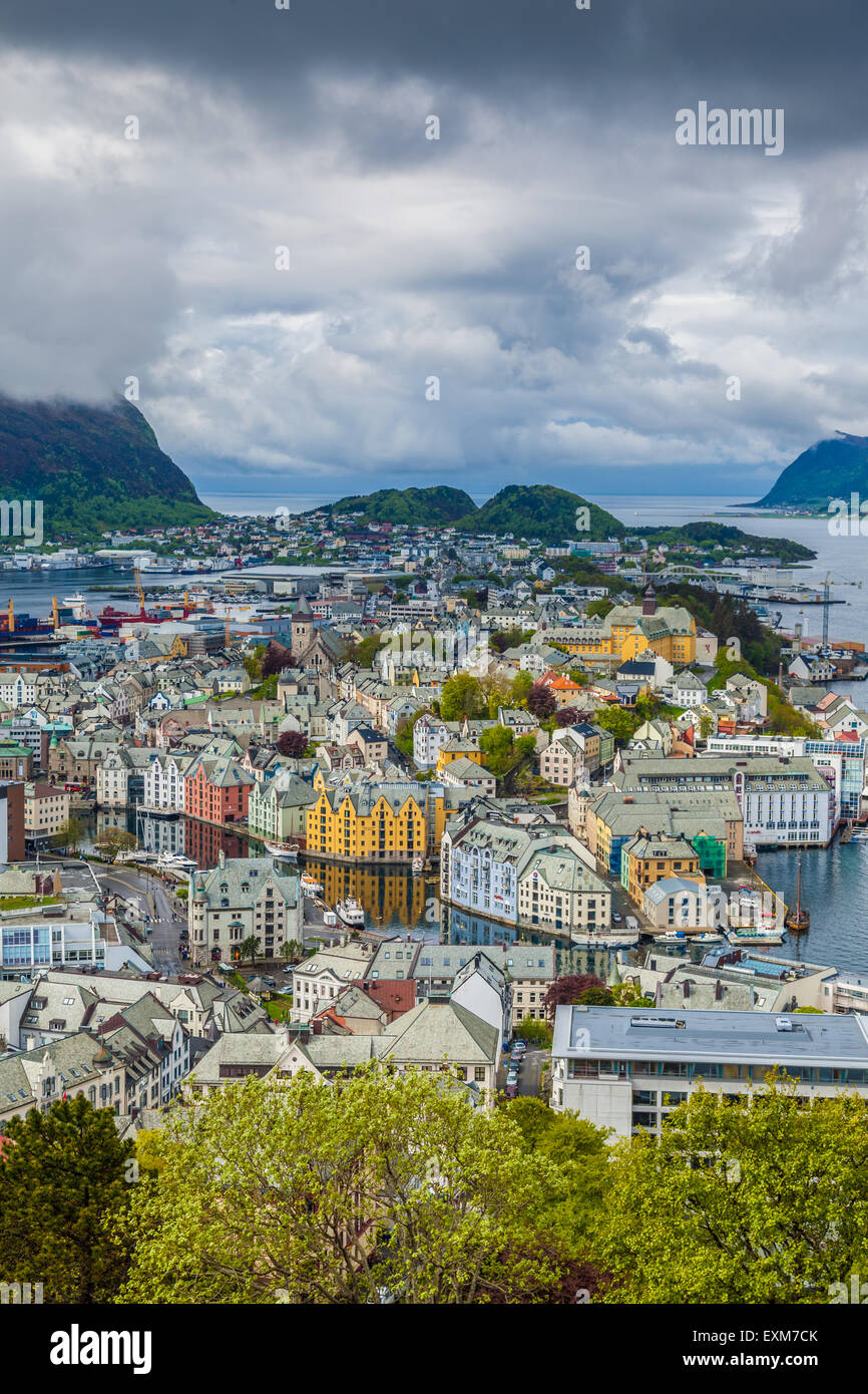 In alto il colpo di alesund Norvegia cityscape Foto Stock