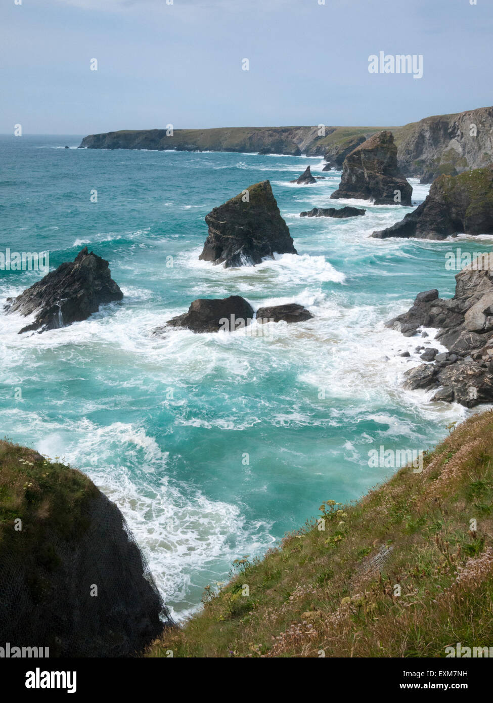 La vista di un mare mosso e coste rocciose a Volpi Cove vicino Portcothan North Cornwall Regno Unito Foto Stock