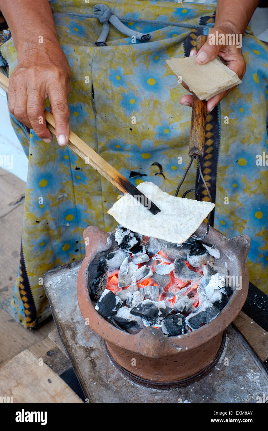 Fornitore locale cucina locale popolare snack lempeng ketan su un braciere di carbone di legna per vendere in solo java indonesia Foto Stock
