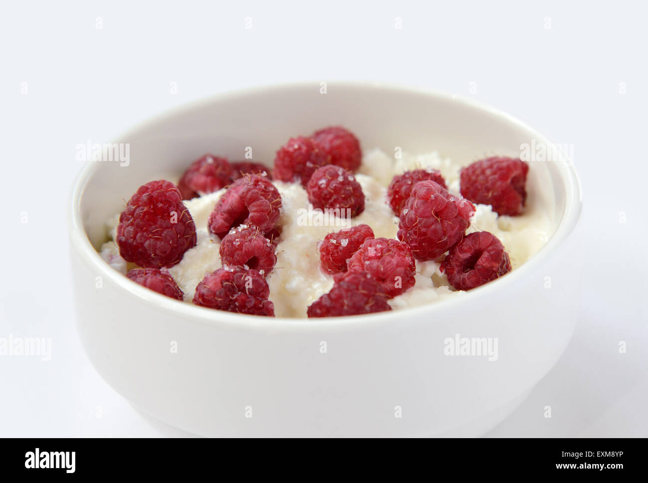 Coppa con crema di formaggio e lamponi Foto Stock