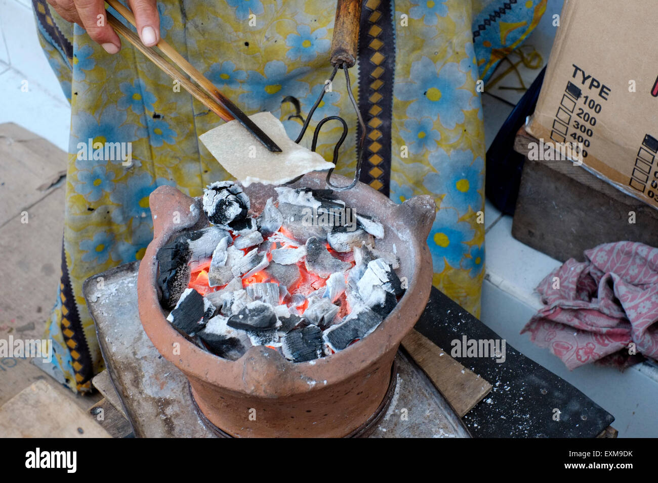 Fornitore locale cucina locale popolare snack lempeng ketan su un braciere di carbone di legna per vendere in solo java indonesia Foto Stock
