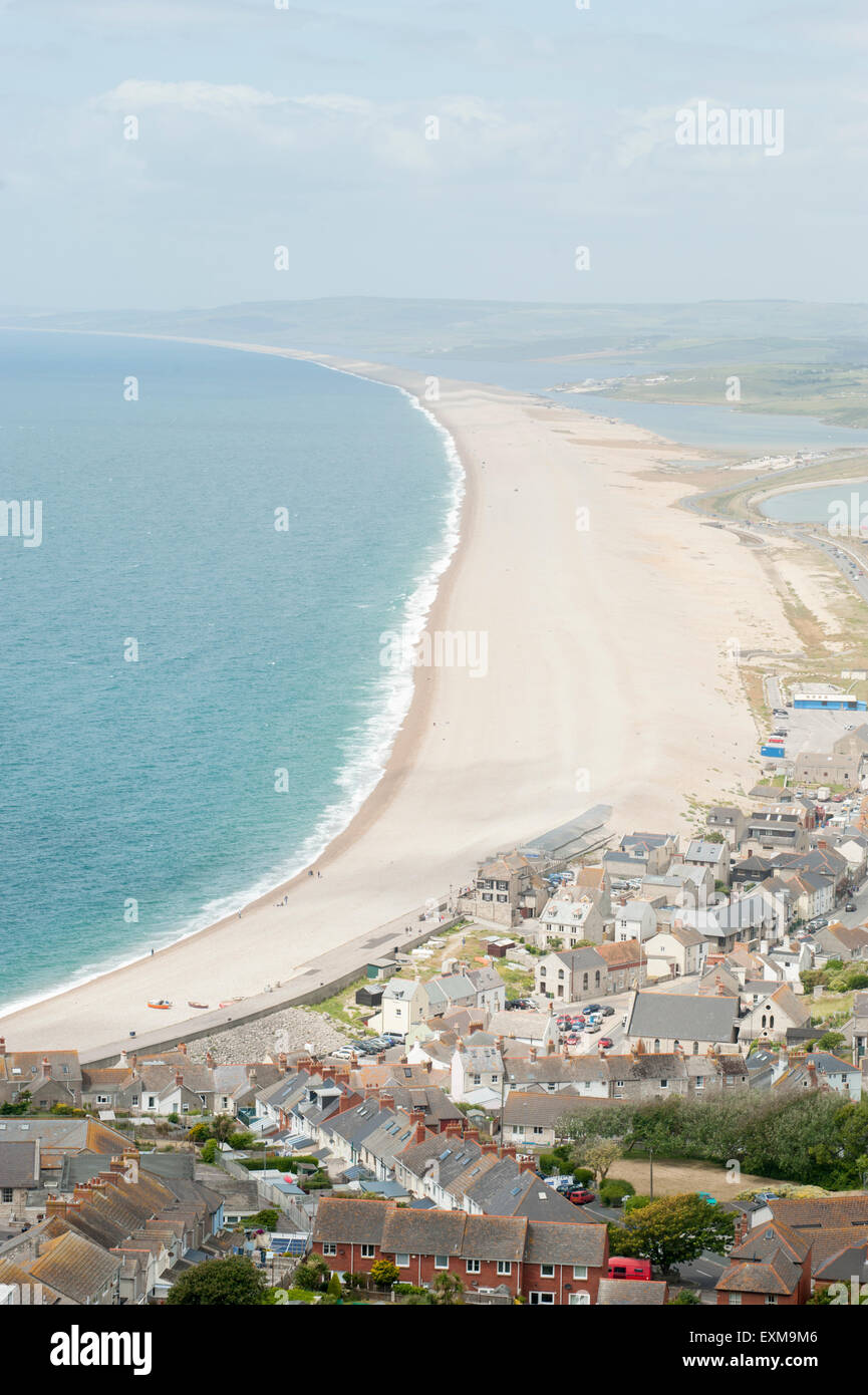 Chesil Beach con la città di Portland / Fortuneswell in primo piano. Il Dorset, Inghilterra, Regno Unito. Foto Stock