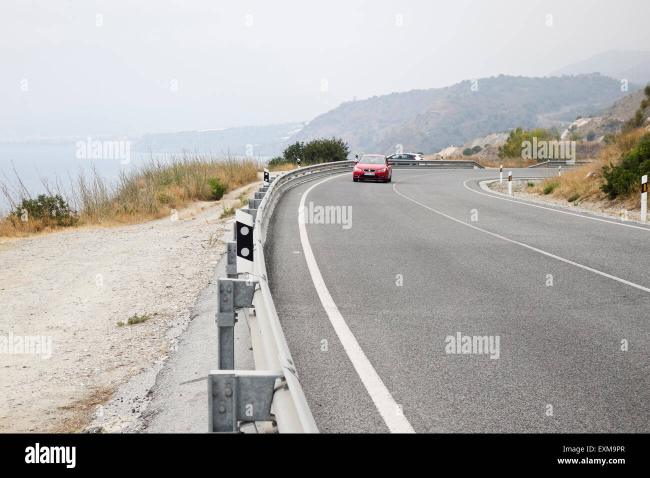 Strada costiera con Auto provenienti, due corsie, Spagna. Foto Stock