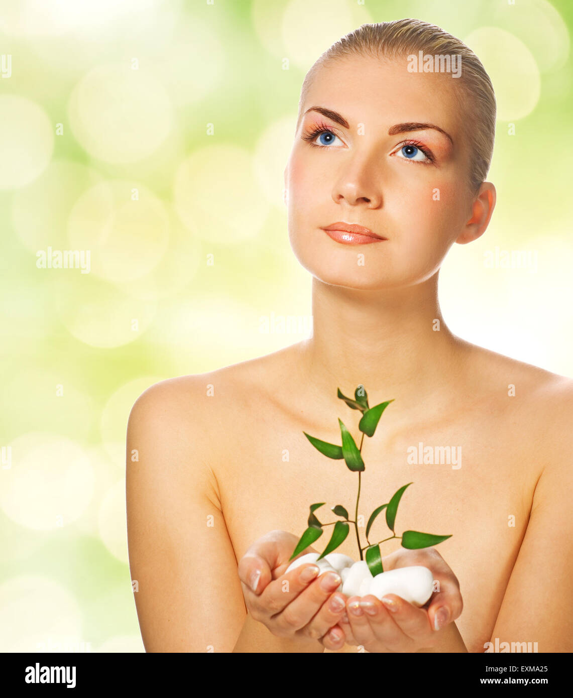 Bella giovane donna azienda giovane pianta Foto Stock