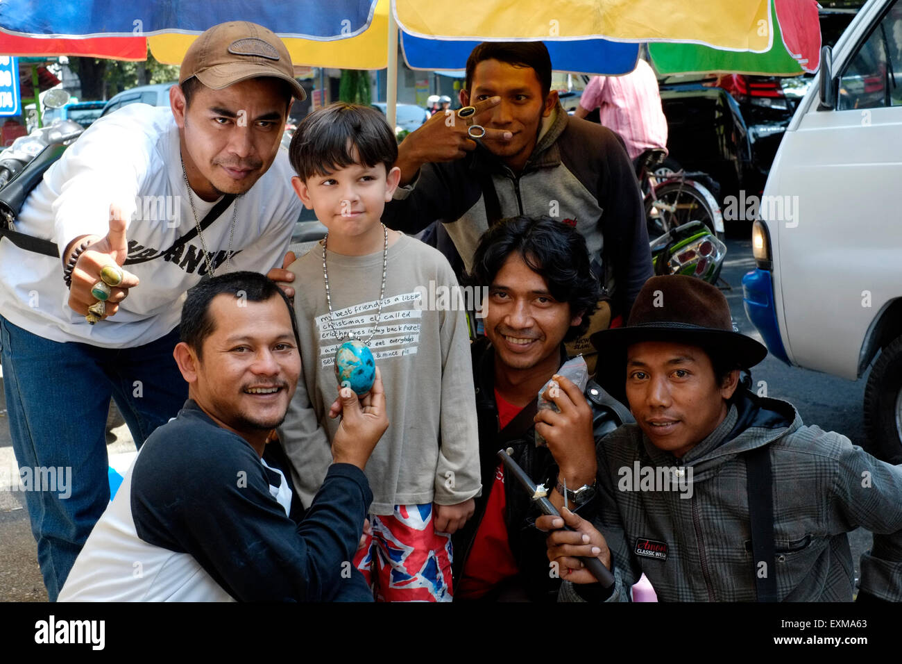 Giovane turista occidentale boy amicizie con i venditori ambulanti in malang java indonesia Foto Stock