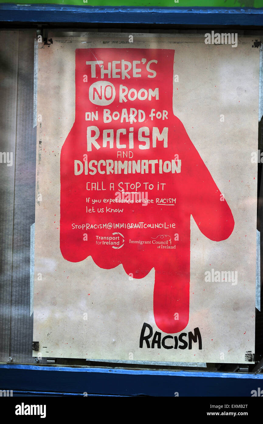 Un anti-razzismo poster sul display al centro di Dublino in Irlanda. Foto Stock