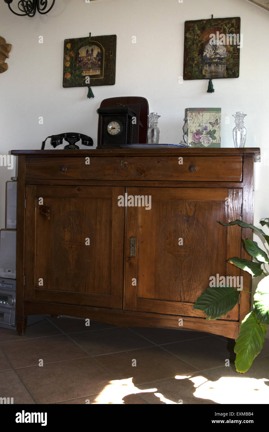 Antico buffet di legni pregiati in una casa domestica Foto Stock