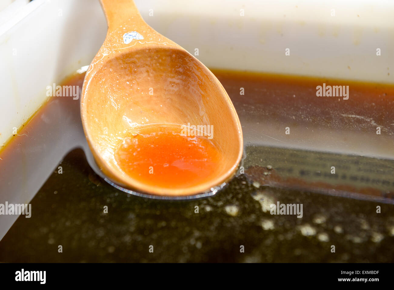 La naturale di miele di castagno di colore marrone scuro Foto Stock